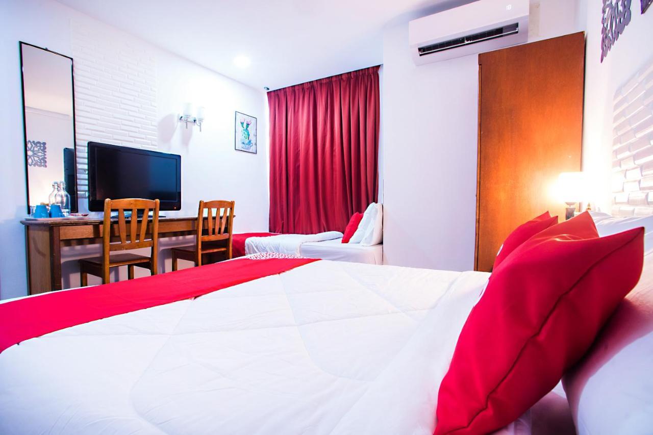 Oyo 43963 T Signature Hotel Petaling Jaya Bagian luar foto