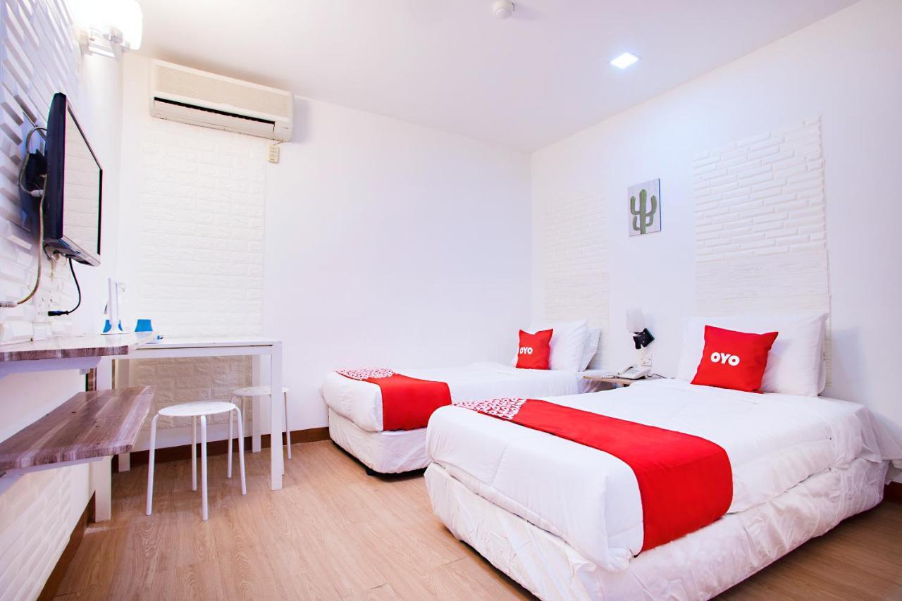 Oyo 43963 T Signature Hotel Petaling Jaya Bagian luar foto