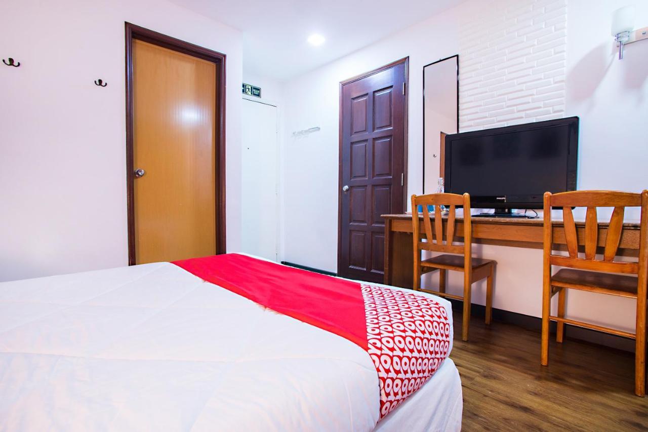 Oyo 43963 T Signature Hotel Petaling Jaya Bagian luar foto