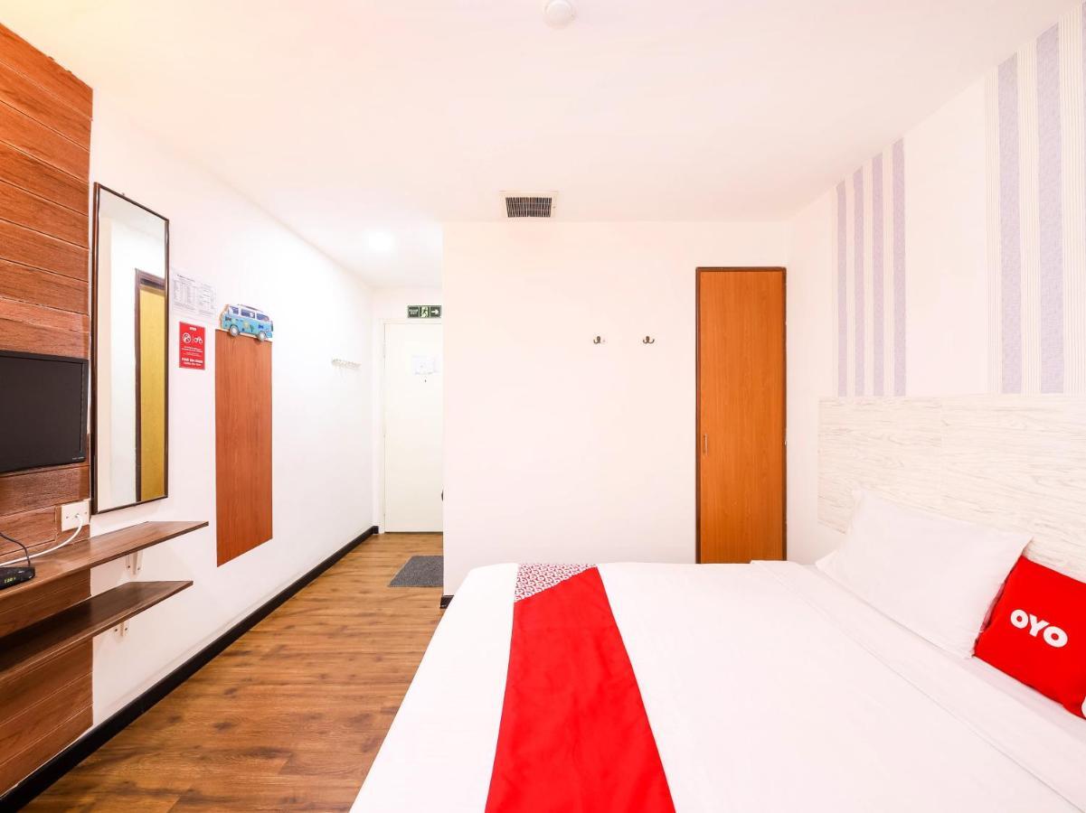 Oyo 43963 T Signature Hotel Petaling Jaya Bagian luar foto