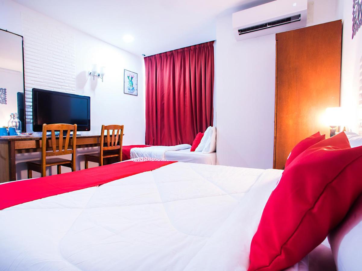 Oyo 43963 T Signature Hotel Petaling Jaya Bagian luar foto