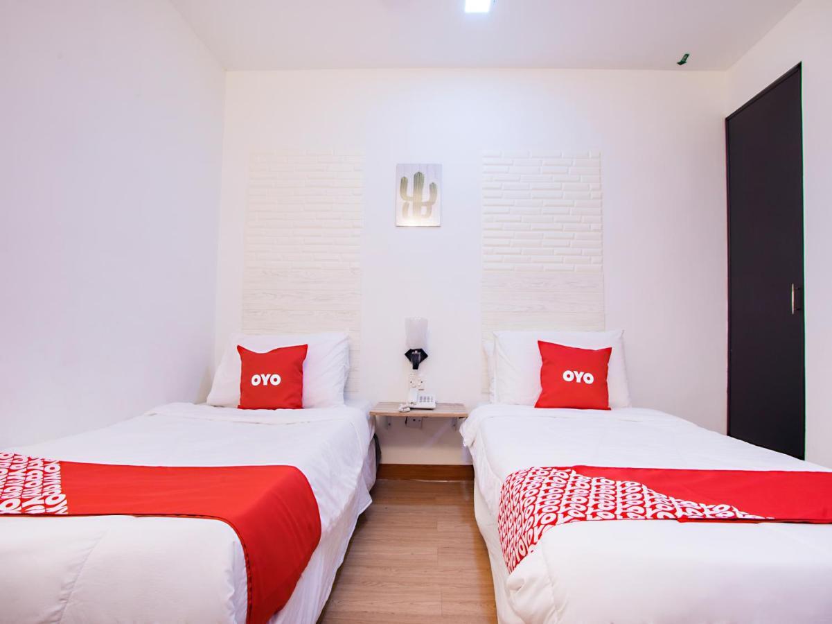 Oyo 43963 T Signature Hotel Petaling Jaya Bagian luar foto